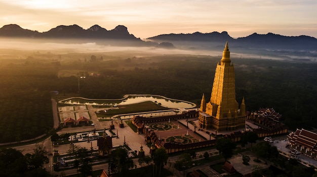 Luchtfoto van Mooie tempels in de ochtendatmosfeer, Thailand.