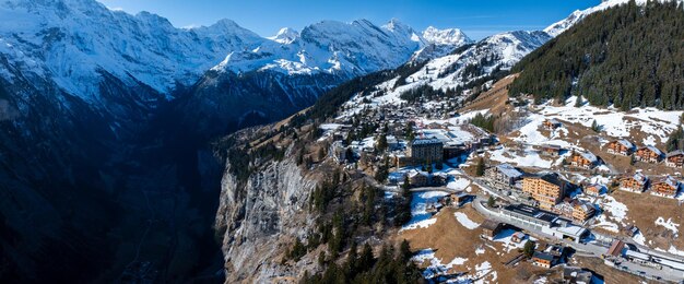 Luchtfoto van murren zwitserland toont een rustig bergdorp