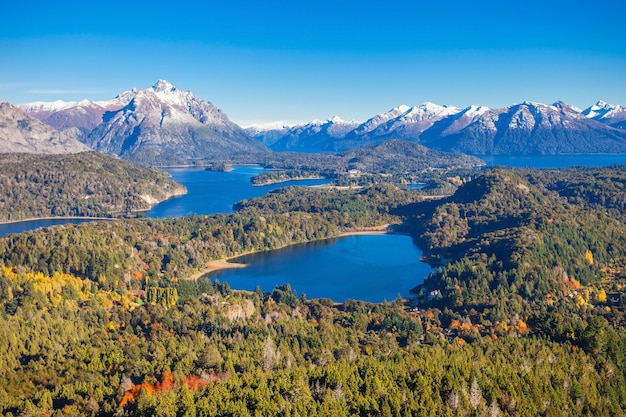 Luchtfoto van Nahuel Huapi National Park vanuit het gezichtspunt van Cerro Campanario in Bariloche, regio Patagonië in Argentinië.