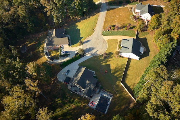 Luchtfoto van nieuwe eengezinswoningen tussen gele bomen in de buitenwijken van South Carolina in de herfst Vastgoedontwikkeling in Amerikaanse buitenwijken