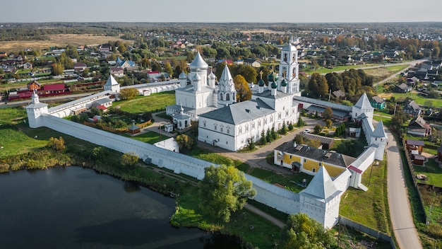 Luchtfoto van Nikitsky-klooster in Pereslavl-Zalessky