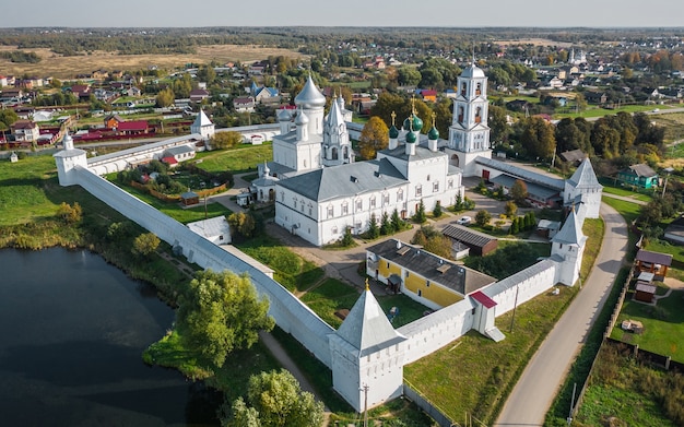 Luchtfoto van Nikitsky-klooster in Pereslavl-Zalessky