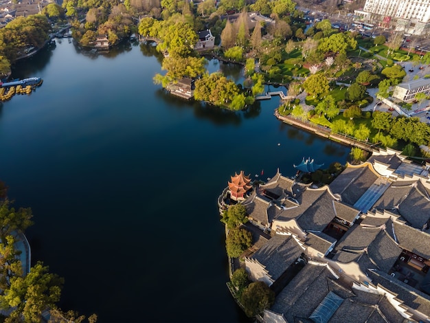 Luchtfoto van Ningbo Yuehu Park en stadslandschap