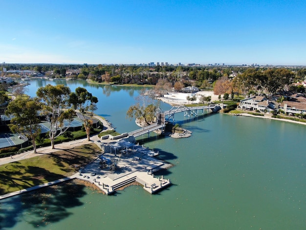 Luchtfoto van North Lake met woonwijk in Irvine Orange County California USA
