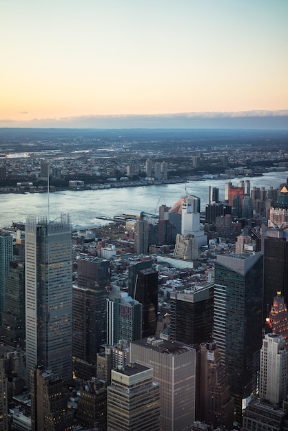 Luchtfoto van Observatory dek in het Empire State Building op Midtown Manhattan van New York, NYC, USA. Hudson rivier en New Jersey op de achtergrond.