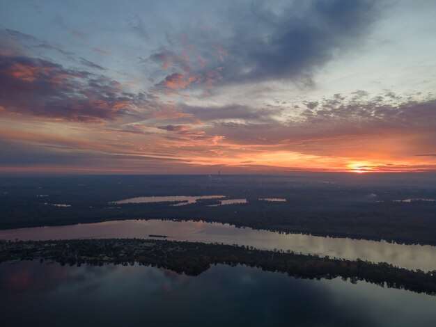 Luchtfoto van ochtend zonsopgang boven de rivier de dnjepr