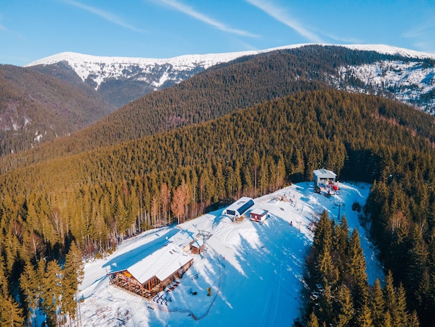 Luchtfoto van oekraïens skiresort