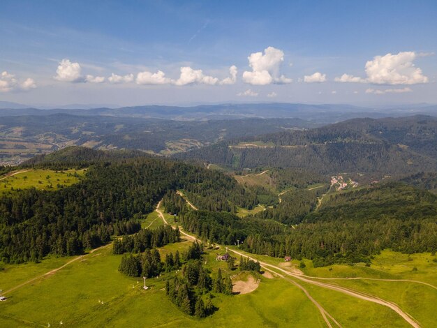 Luchtfoto van Oekraïense Karpaten off-road attractie wandelende mensen kopiëren ruimte