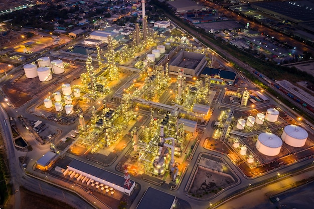 Luchtfoto van olie- en gasindustrie raffinaderij, schot van drone van olieraffinaderij en petrochemische fabriek bij avondschemering, Bangkok, Thailan