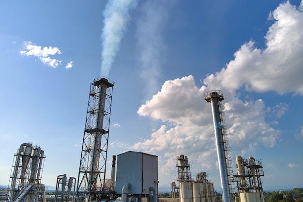 Luchtfoto van olie- en gasraffinage petrochemische fabriek met hoge raffinaderij fabriek fabricage structuur.