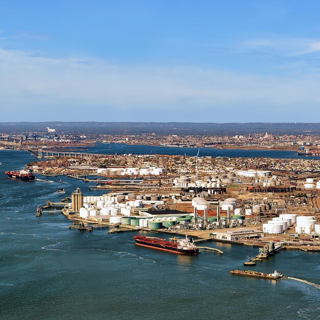 Luchtfoto van olieopslagplaatsen in Bayonne, NJ, VS