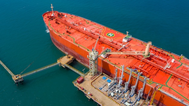 Luchtfoto van olietanker schip, rode olietanker schip.
