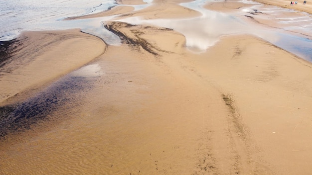 luchtfoto van ondiep water aan de baai op een zonnige lentedag voor een natuurlijke achtergrond