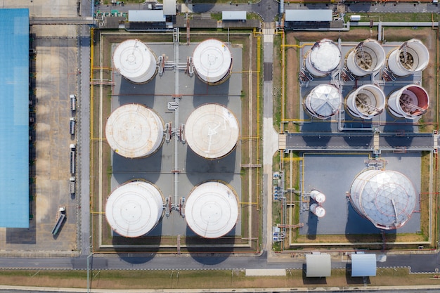 Luchtfoto van opslagtank en tankwagen in de chemische industrie. In wailting in Industrial Plant om olie naar tankstation over te brengen.