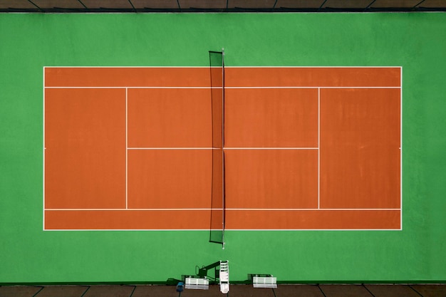 Luchtfoto van oranje en groene tennisbaan