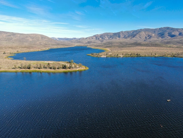 Luchtfoto van Otay Lake Reservoir met blauwe lucht en berg op de achtergrond, Chula Vista, CA