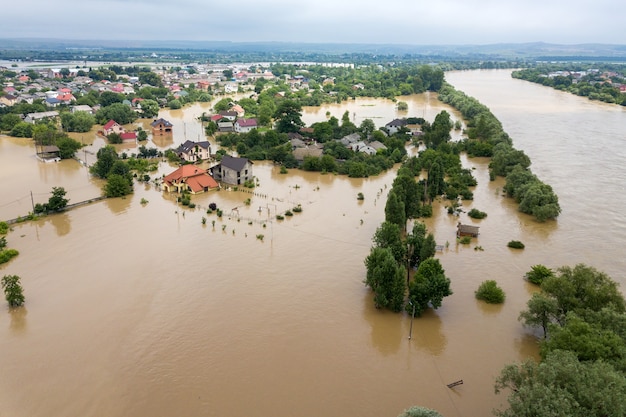 Luchtfoto van overstroomde huizen met vuil water van de rivier de Dnister in de stad Halych, West-Oekraïne.
