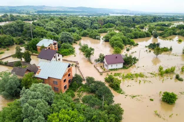 Luchtfoto van overstroomde huizen met vuil water van de rivier de Dnister in de stad Halych, West-Oekraïne.