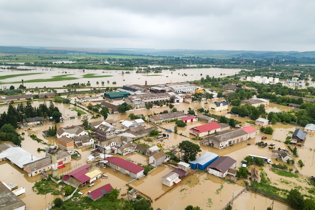 Luchtfoto van overstroomde huizen met vuil water van de rivier de Dnister in de stad Halych, West-Oekraïne.