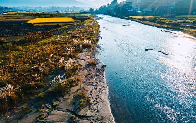 luchtfoto van Paddy landbouwgrond en rivier in Kathmandu Nepal