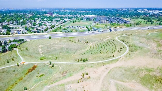 Foto luchtfoto van paden in open ruimte park in suburbia.