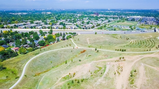 Luchtfoto van paden in open ruimte park in suburbia.