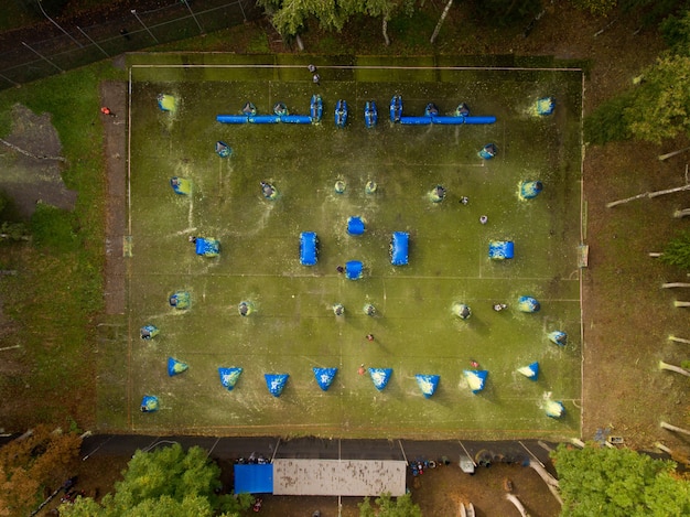 Luchtfoto van paintballbaan in het openbare stadspark.