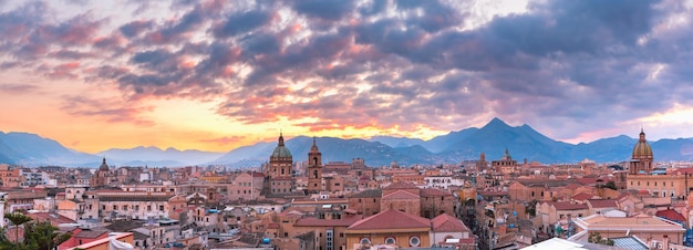 Luchtfoto van Palermo bij zonsondergang, Sicilië, Italië