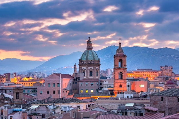 Luchtfoto van Palermo met de kerk van Sint-Maria van Gesu bij zonsondergang, Sicilië, Italië
