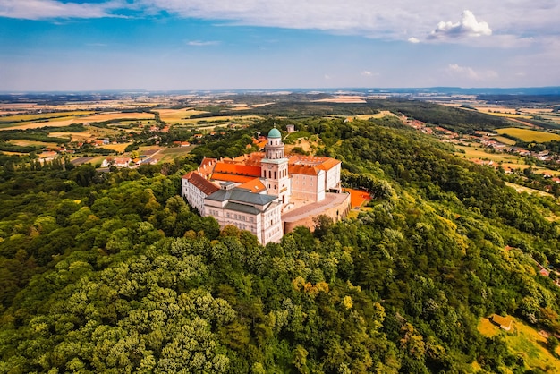 Luchtfoto van Pannonhalma Archabbey Hongarije Pannonhalma Abbey bibliotheekinterieur in Hongarije UNESCO-werelderfgoed Ontdek de schoonheid van HongarijexDxA