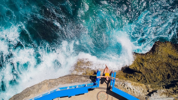 Luchtfoto van Papakolea Green Sand Beach, Mahana Point Surf Place Jonge vrouw in Broken strand.