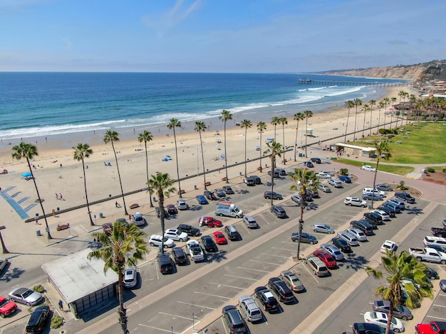 Luchtfoto van parkeerplaats met auto's voor de strandoceaan, La Jolla. San Diego