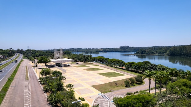 Luchtfoto van Parque da Cidade in de stad Jundiai Sao Paulo Brazilië Park met een dam