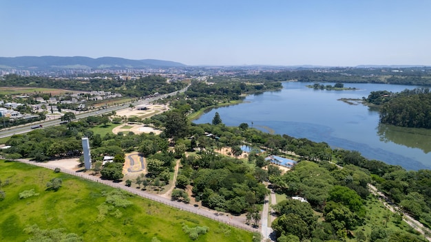 Luchtfoto van Parque da Cidade in de stad Jundiai Sao Paulo Brazilië Park met een dam