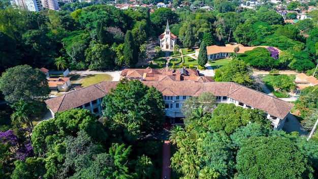 Luchtfoto van Parque Vicentina Aranha in Sao Jose dos Campos Brazilië Kapel en Oud Sanatorium