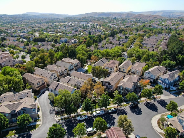 Luchtfoto van particuliere woon- en condominiumgemeenschappen in Orange County, Californië, VS