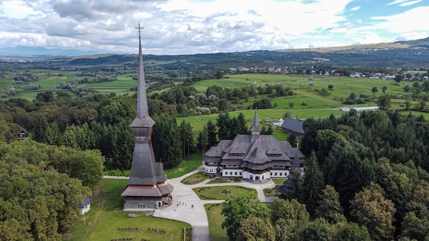 Luchtfoto van Peri Sapanta-klooster, de hoogste houten constructie in Europa. Klooster is gelegen in de regio Maramures in Roemenië.