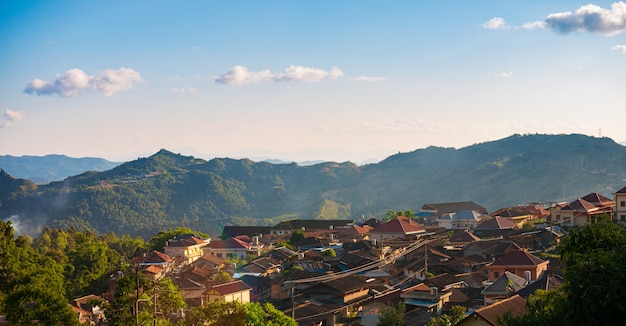 Luchtfoto van Phongsali, Noord-Laos in de buurt van China. Stad in Yunnan-stijl op de schilderachtige bergrug. Reisbestemming voor tribale trekking in Akha-dorpen. Licht bij zonsondergang