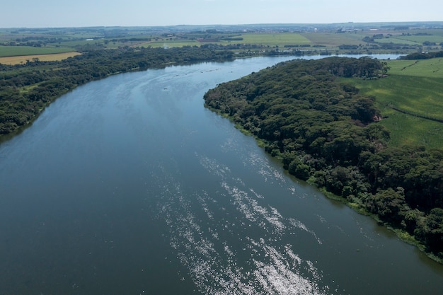 Luchtfoto van plantages in de buurt van de rivier de TietÃ, in Bariri, binnenland van São Paulo.