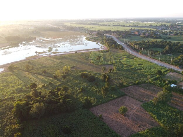 Luchtfoto van plattelandsgemeenschappen in de ochtendzonsopgang