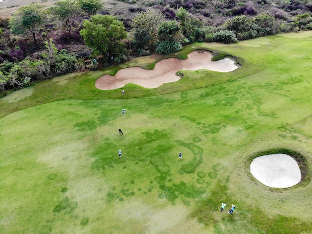 Luchtfoto van pond op golfbaan met spelersvoetpad op golfbaan