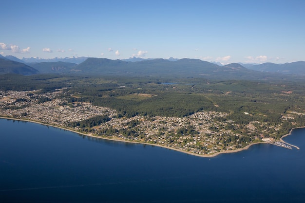 Luchtfoto van Powell River tijdens een zonnige zomerdag