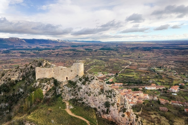 Luchtfoto van Poza de la Sal kasteel en dorp in Burgos, Castilië en Leon, Spanje.