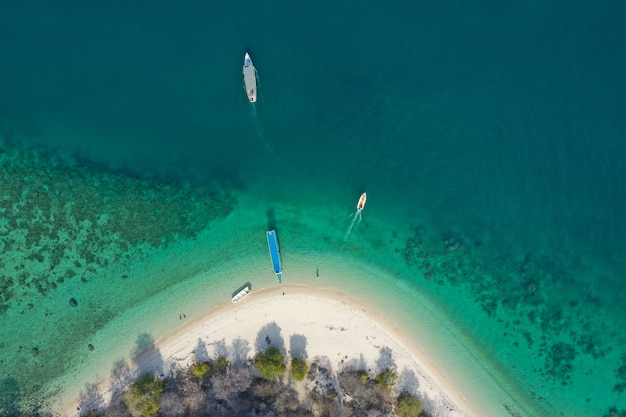 Luchtfoto van prachtig helder water en eiland met boten in Labuan Bajo Indonesië