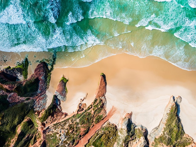 Luchtfoto van prachtig oceaanstrand met kliffen in Portugal Baleal