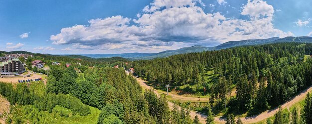 Luchtfoto van prachtige bergen bedekt met bos en open kabelbaan weg lang panorama karpacz