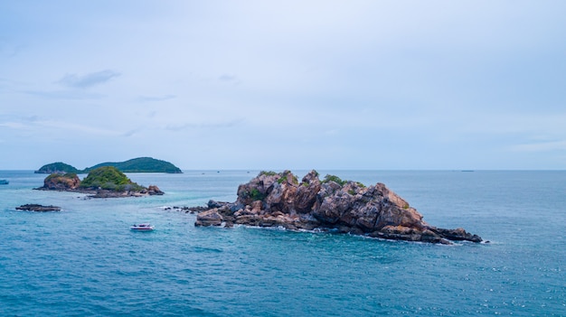 Luchtfoto van prachtige eiland in de oceaan, Sattahip Thailand.