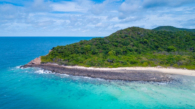 Foto luchtfoto van prachtige eiland in de oceaan, sattahip thailand.