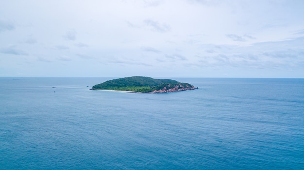 Foto luchtfoto van prachtige eiland in de oceaan, sattahip thailand.