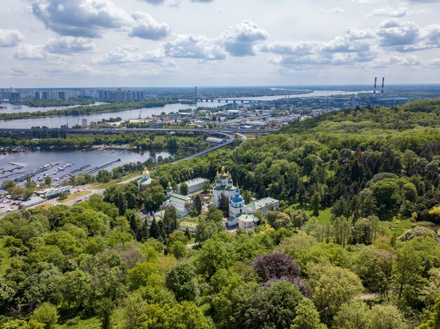 Luchtfoto van prachtige groene natuur bij botanische tuin, kerken, rivier en stadsgebouwen in de zomer